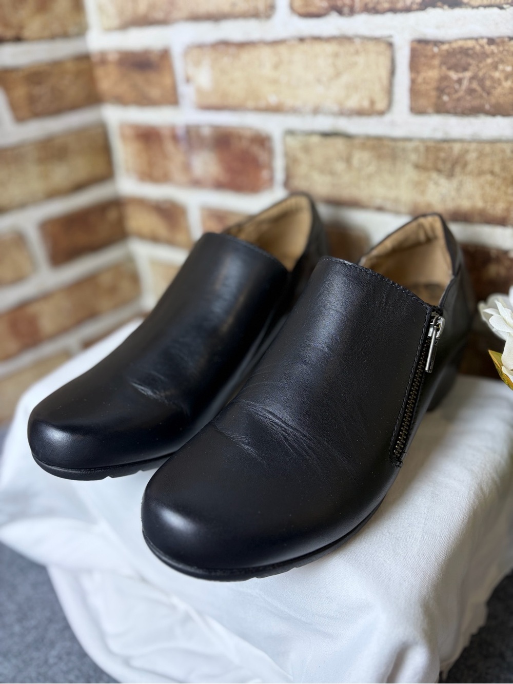 TAOS Daily Wear Black Leather Ankle Boots 9.5 Zip Comfort Walking Low Heel